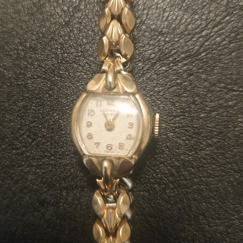 Gold Women's Watch with Leaf-Patterned Band